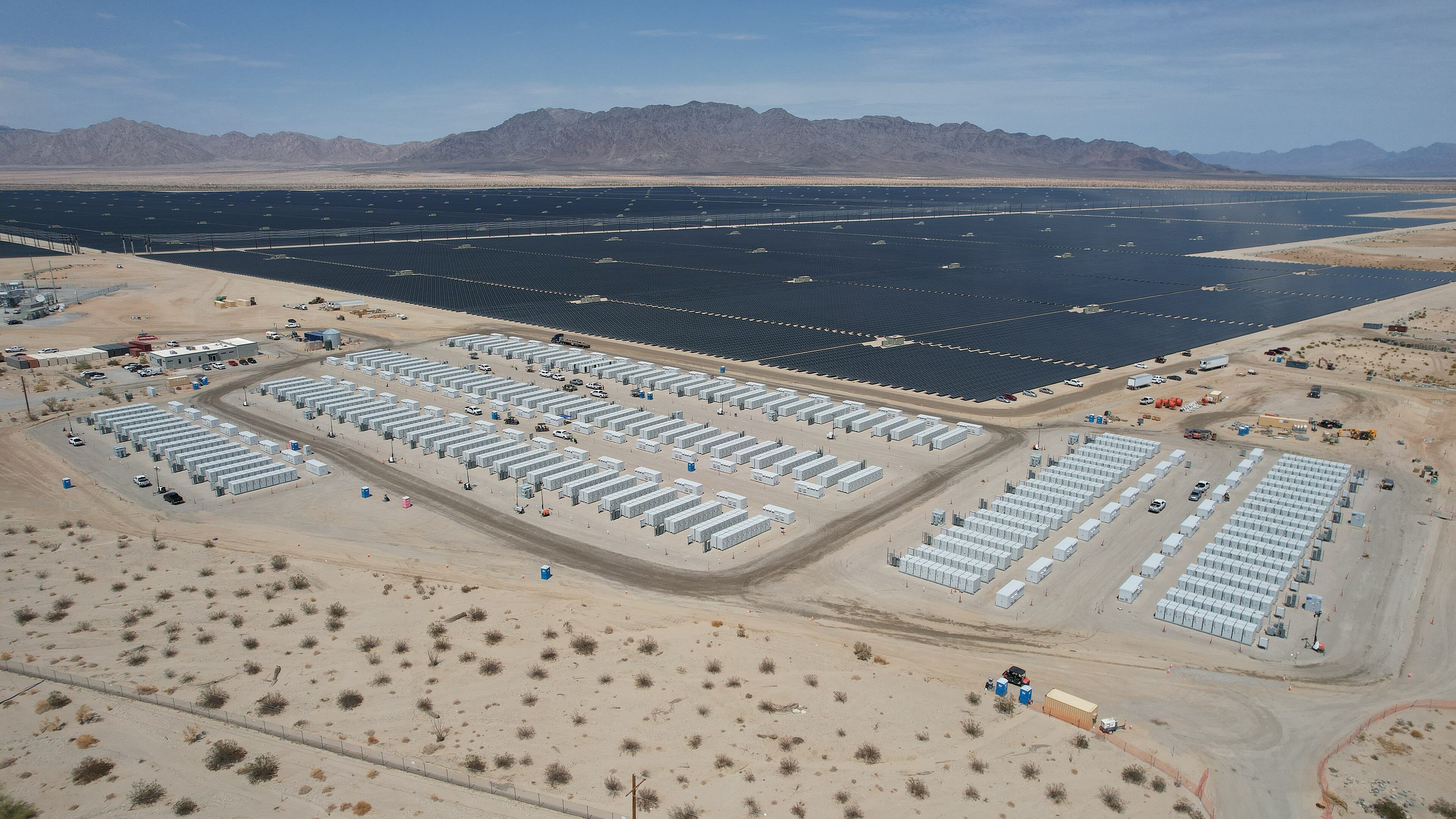 Usina solar centralizada de grande porte vista do alto
