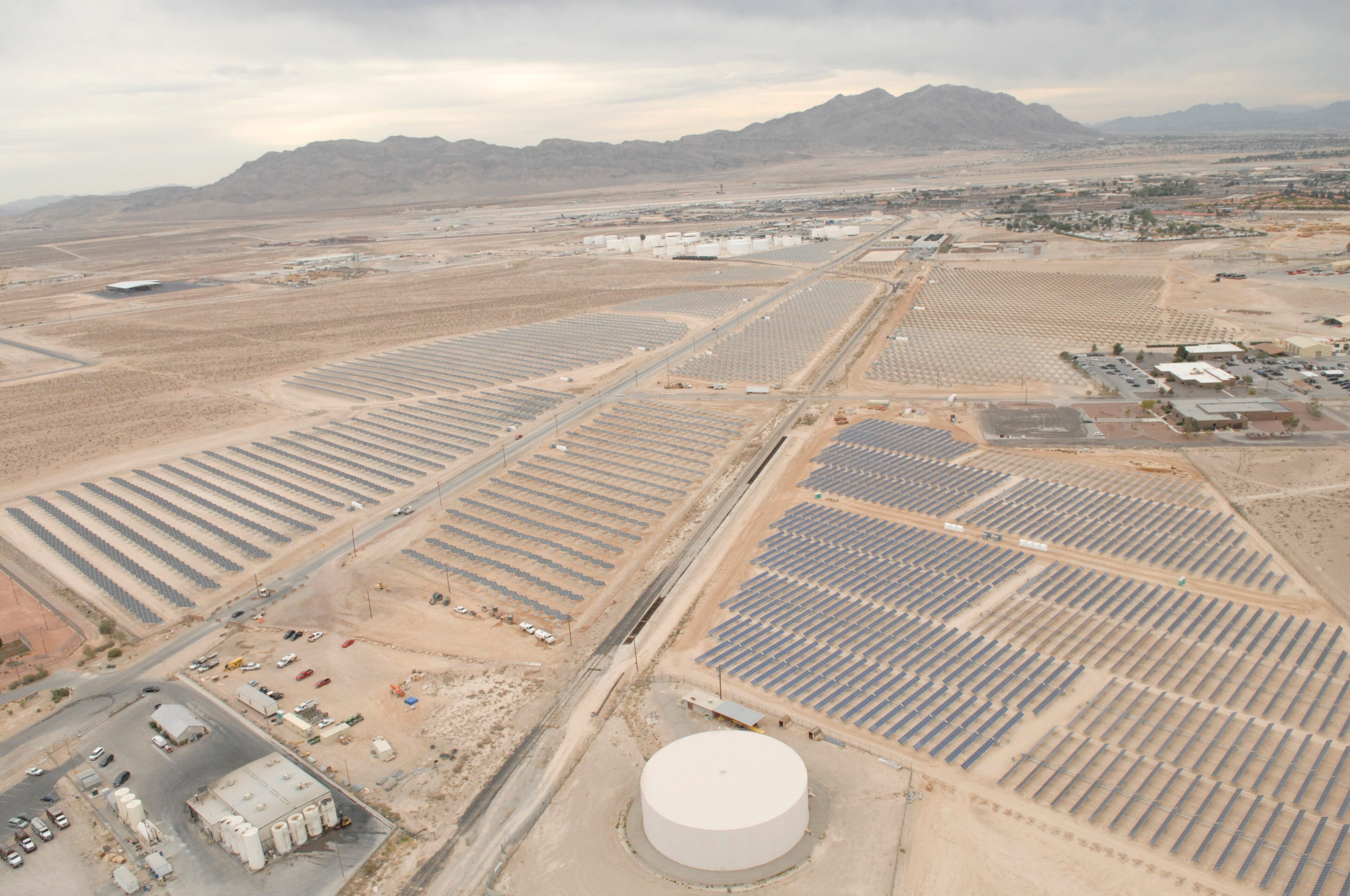 Vista aérea de um campo de milhares de módulos fotovoltaicos