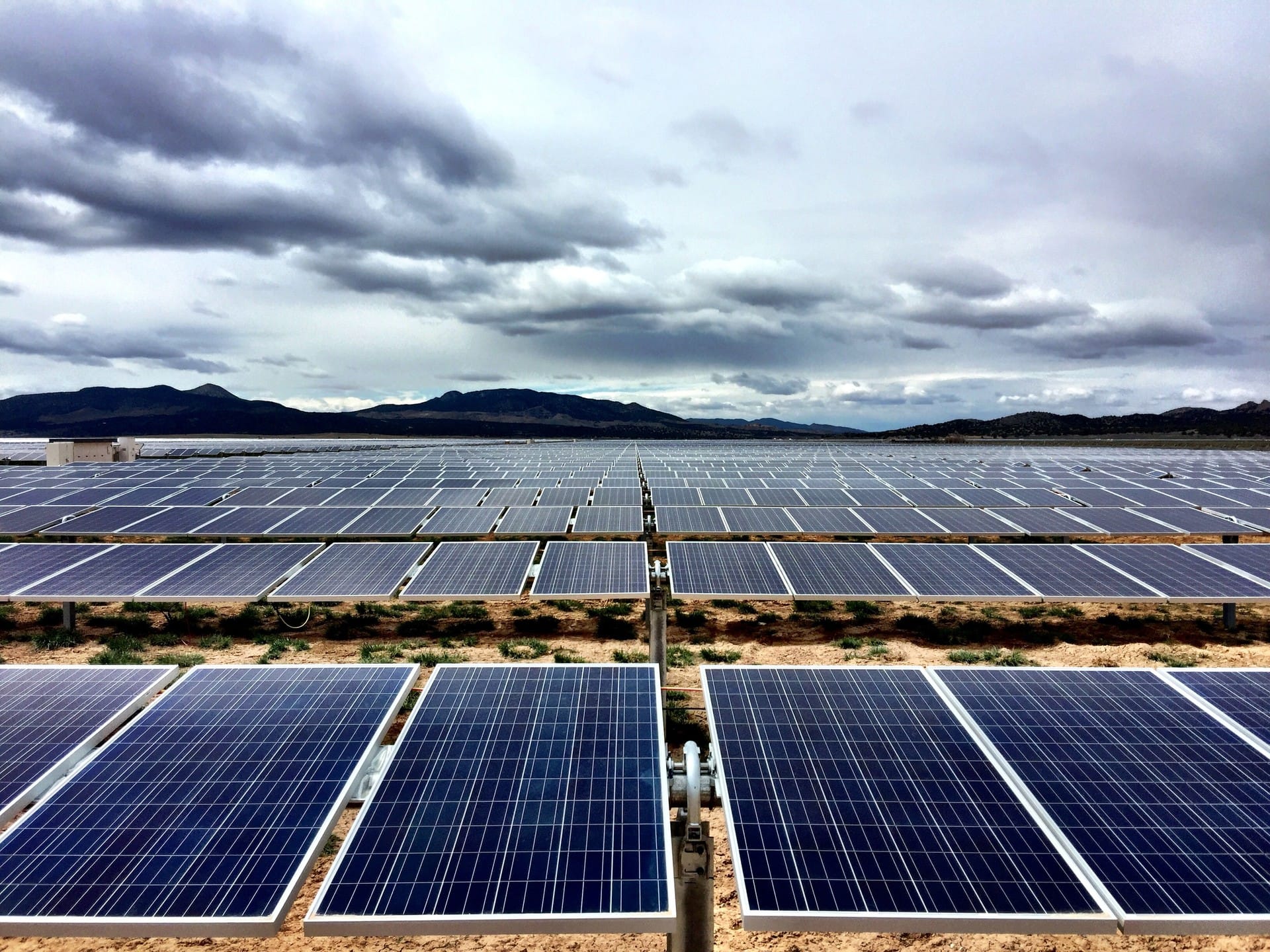 Fileiras de módulos fotovoltaicos até o horizonte